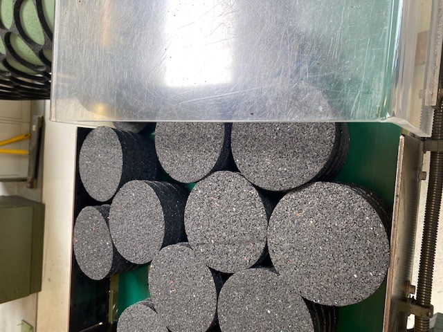 Vilton stanst materialen uit de gerecyclede rubberen matten van KRAIBURG