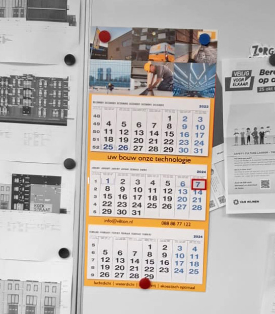 Vilton deelt kalenders uit in de bouwkeet!