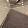 Curing-vilt toegepast op vers beton om uitdroging te voorkomen.