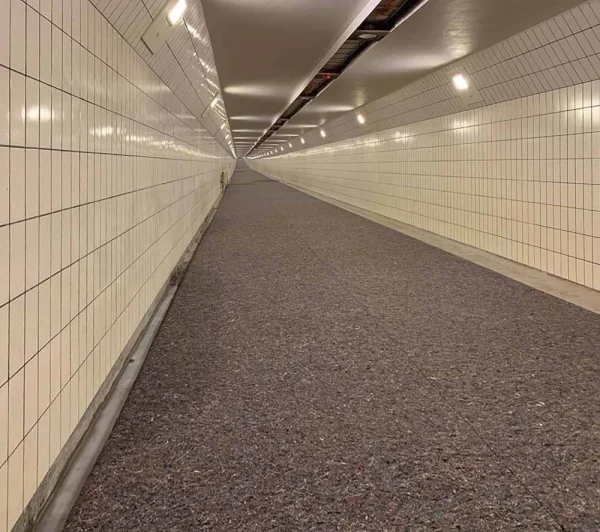 Curing-vilt toegepast op vers beton om uitdroging te voorkomen.