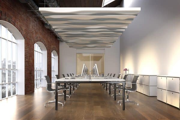 Gemonteerde akoestische plafondbaffles in een moderne kantooromgeving (5).