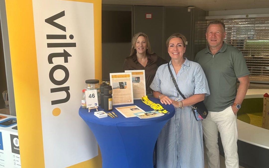 Vilton in gesprek met werkzoekenden tijdens Banenmarkt Lelystad